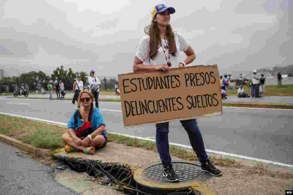 Un grupo de personas participan en una manifestación contra el Gobierno venezolano hoy, lunes 24 de abril de 2017, en Caracas (Venezuela). Centenares de venezolanos en varias ciudades del país comenzaron a concentrarse para la protesta convocada por la op