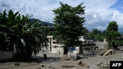 Una fotografía tomada el 26 de agosto de 2026 muestra una casa parcialmente sumergida en el barro tras unas inundaciones repentinas y un deslizamiento de tierra en Trishuli Bazar, en el distrito nepalí de Nuwakot.