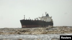 El buque cisterna mercante MT Al Jafzia, con bandera de Nicaragua, a la deriva tras romperse su ancla en medio de las agitadas condiciones del mar por el monzón, frente a la playa de Manori en Bombay, India, el 7 de julio de 2026. REUTERS/Francis Mascarenhas
