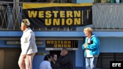  Un grupo de personas hace fila en una oficina de Western Union en La Habana. (Foto: Archivo)