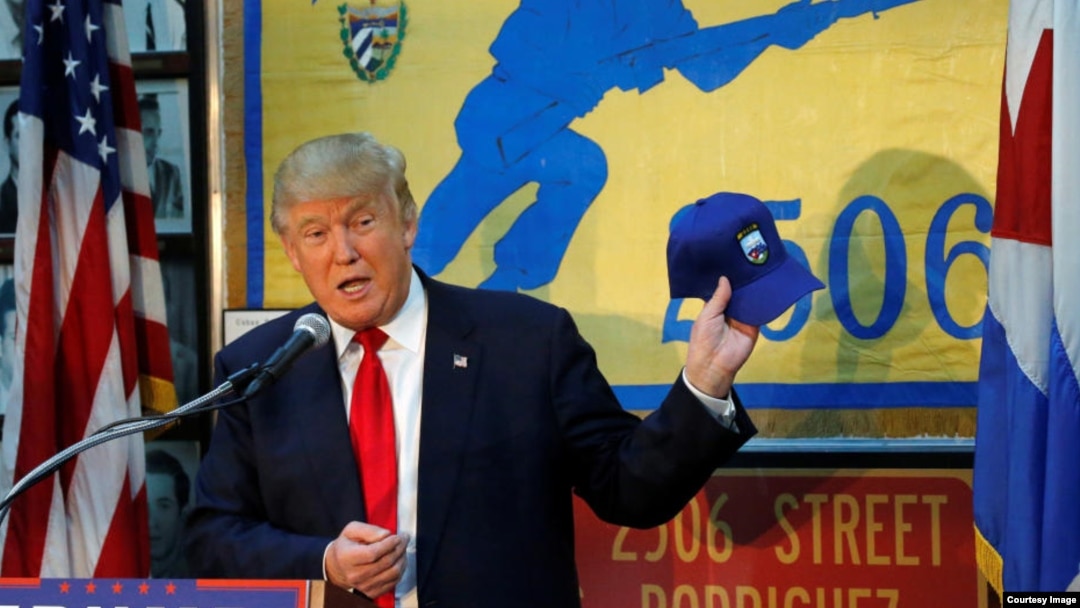 Donald Trump promete en la sede de la Brigada de Asalto 2506, en el corazón de Miami, luchar por restaurar la democracia en Cuba.