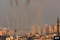 Milicianos palestinos lanzan una salva de cohetes desde Gaza hacia Israel el 10 de octubre de 2023. (Foto de MAHMUD HAMS / AFP)