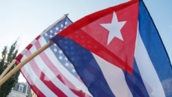 Banderas de Cuba y EEUU.AFP