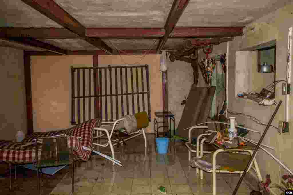 El huracán Irma dejó severas inundaciones en La Habana y Varadero. Tantos las zonas bajas como los sótanos de algunos edificios habaneros continúan inundados. Los vecinos intentan recuperar muebles y artículos de su hogar en la medida de lo posible. Fotos: Angélica Producciones