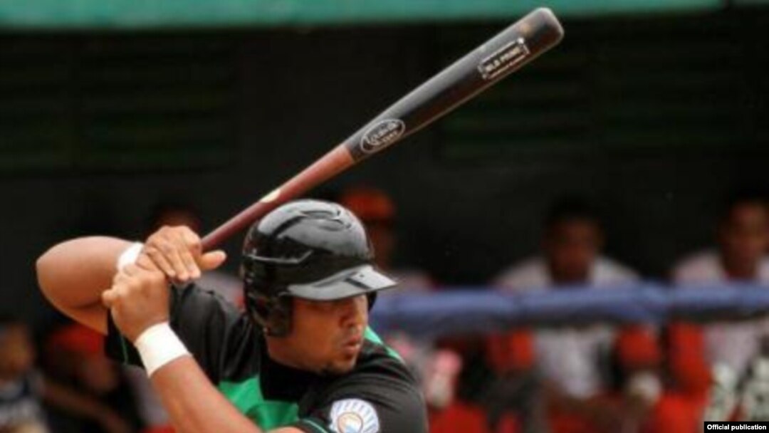 José Dariel "Pito" Abreu cuando jugaba con Cienfuegos en Cuba. 