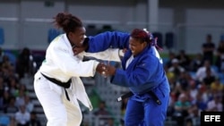 Emilie Andeol (i) de Francia ante Idalys Ortiz (d) de Cuba el viernes 12 de agosto de 2016.