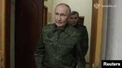 El presidente ruso, Vladimir Putin, vestido de uniforme militar, visita el centro de mando de las Fuerzas Armadas en la región de Kursk, el 12 de marzo de 2025. (Kremlin.ru/Handout via Reuters)