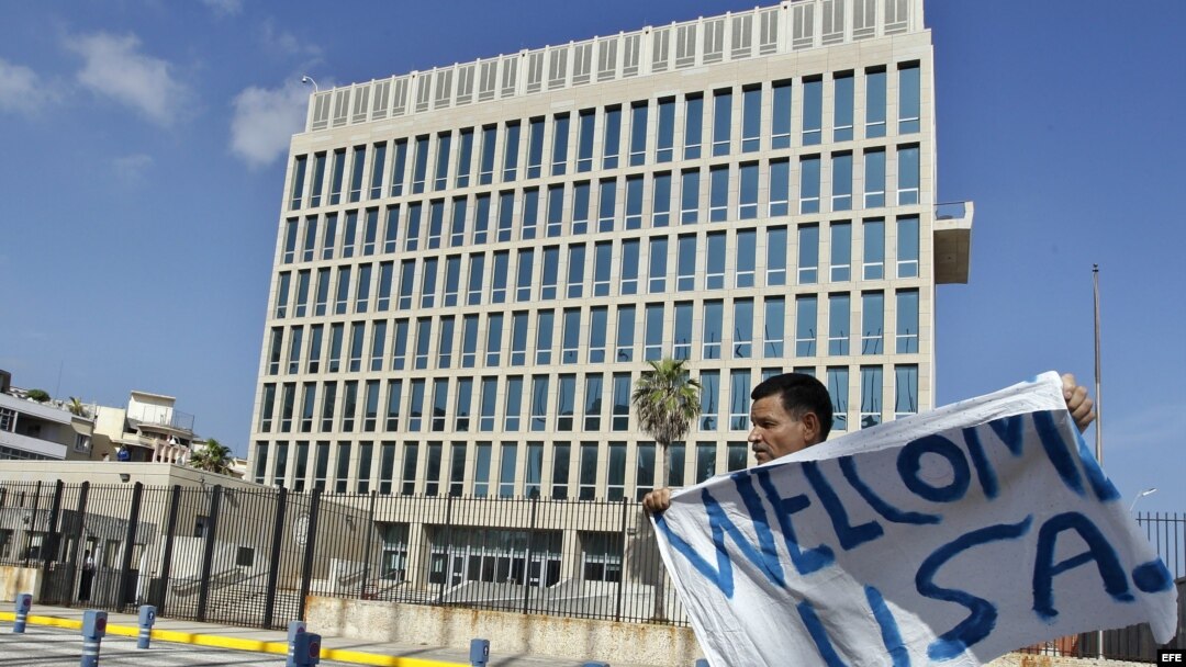 Un hombre sostiene una pancarta hoy, lunes 20 de julio del 2015, frente a la embajada de Estados Unidos en La Habana.