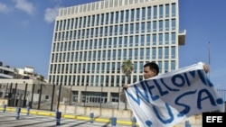 Un hombre sostiene una pancarta frente a la embajada de Estados Unidos en La Habana (20 de julio, 2015).