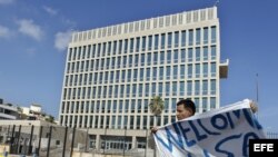 Un hombre sostiene una pancarta frente a la embajada de Estados Unidos en La Habana (20 de julio, 2015).