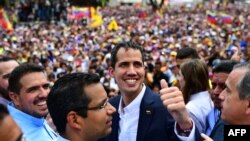 El presidente interino de Venezuela, Juan Guaidó, durante una multitudinaria manifestación de apoyo a su llegada a Caracas. 