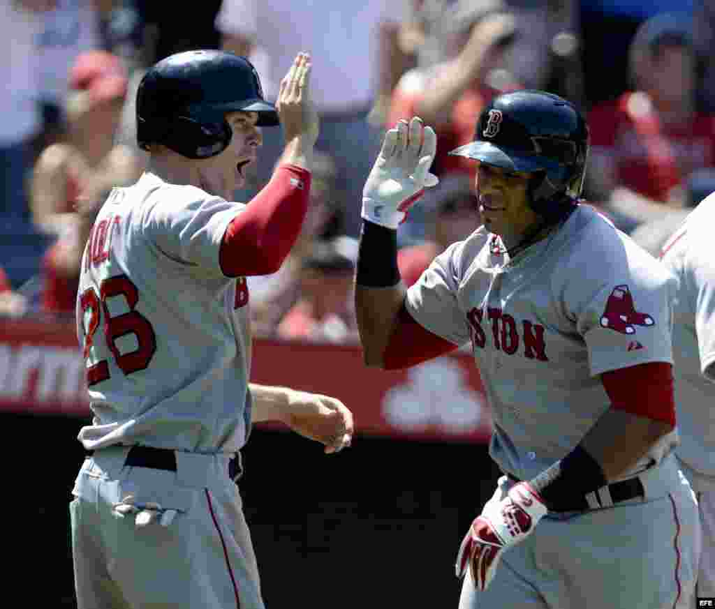 Yoenis Céspedes tras impulsar las carreras del triunfo de Boston sobre Los Angeles.