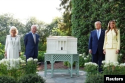 El rey Carlos III y la reina Camilla se unen al presidente de los EEUU, Donald Trump, y a la primera dama, Melania, en un recorrido por las colmenas de la Casa Blanca.