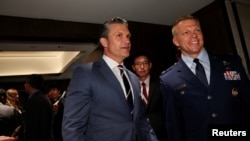 El secretario de Defensa de Estados Unidos, Pete Hegseth, asiste a un almuerzo de mesa redonda ministerial en el marco de la cumbre de seguridad Diálogo Shangri-La del IISS en Singapur, el 30 de mayo de 2026. REUTERS/Edgar Su