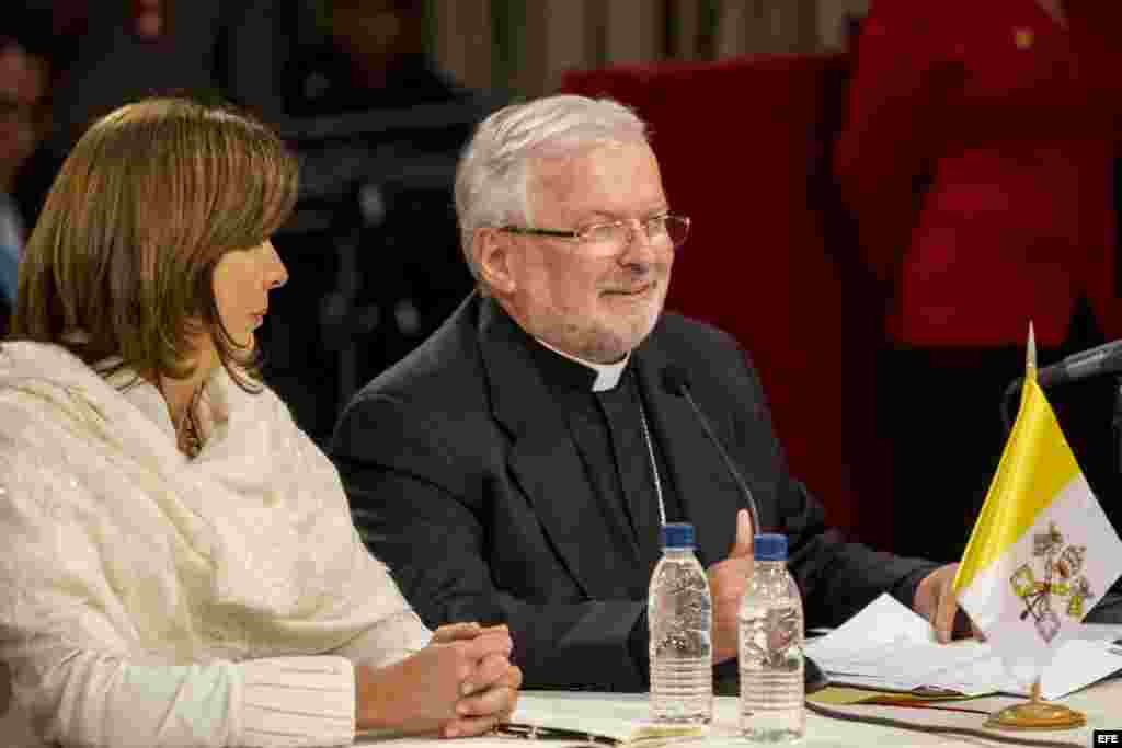 La canciller de Colombia, María Ángela Holguín (i), y el nuncio apostólico de Caracas, Aldo Giordano (d).