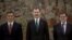  El nuevo presidente del Gobierno, Pedro Sáhchez (i), posa junto al rey Felipe y el expresidente del Ejecutivo Mariano Rajoy (d), tras el acto de toma de posesión de su cargo que ha tenido lugar hoy en el Palacio de la Zarzuela. 