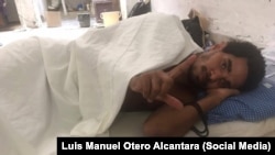 Luis Manuel Otero Alcántara, activista y artista, cuando estaba en huelga de hambre. Foto obtenida de su perfil en Facebook.