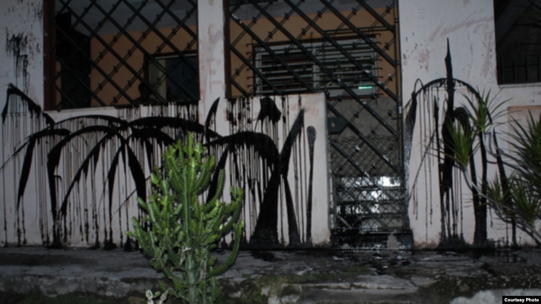 Pintura lanzada contra la vivienda de Berta Soler, sede de las Damas de Blanco en La Habana. Cortesía de Angel Moya.
