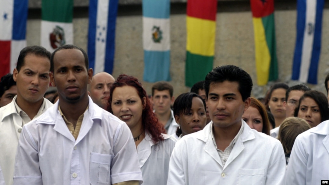 Graduación de médicos cubanos y de otros países en la escuela de medicina de la Universidad de La Habana.