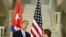 El encuentro entre Jonh Kerry y Bruno Rodríguez tras izar la bandera.