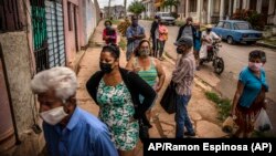 Cubanos hacen cola para comprar alimentos en un mercado en La Habana. (AP Photo/Ramon Espinosa)