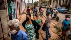 Cubanos hacen cola para comprar alimentos en un mercado en La Habana. (AP Photo/Ramon Espinosa)