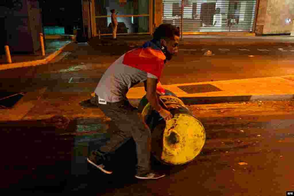 CAR414 CARACAS (VENEZUELA), 15/04/2013.- Opositores manifiestan hoy, lunes 15 de abril de 2013, su rechazo a la proclamación de Nicolás Maduro como ganador de las elecciones presidenciales del domingo y presidente electo con manifestaciones y un cacerolaz