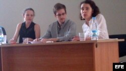  Fotografía cedida por la Organización de Derechos Humanos que muestra al exanalista de la CIA Edward Snowden (c), junto a su asesora legal, Sarah Harrison (i),