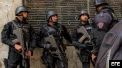 Miembros del Cuerpo de Investigaciones Científicas, Penales y Criminalísticas vigilan inmediaciones del edificio Manfredir, en Caracas. 