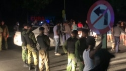 Efectivos del MININT acordonan la calle durante la protesta del sábado en el Fanguito. (Facebook/CubaNet)