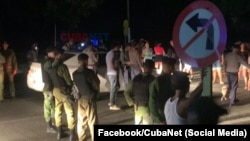 Efectivos del MININT acordonan la calle durante la protesta del sábado en el Fanguito. (Facebook/CubaNet)