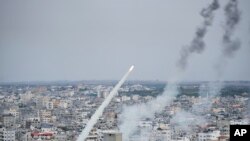 Militantes palestinos lanzan cohetes desde la Franja de Gaza hacia Israel, en Gaza, el sábado 7 de octubre de 2023. (Foto AP/Hatem Moussa)