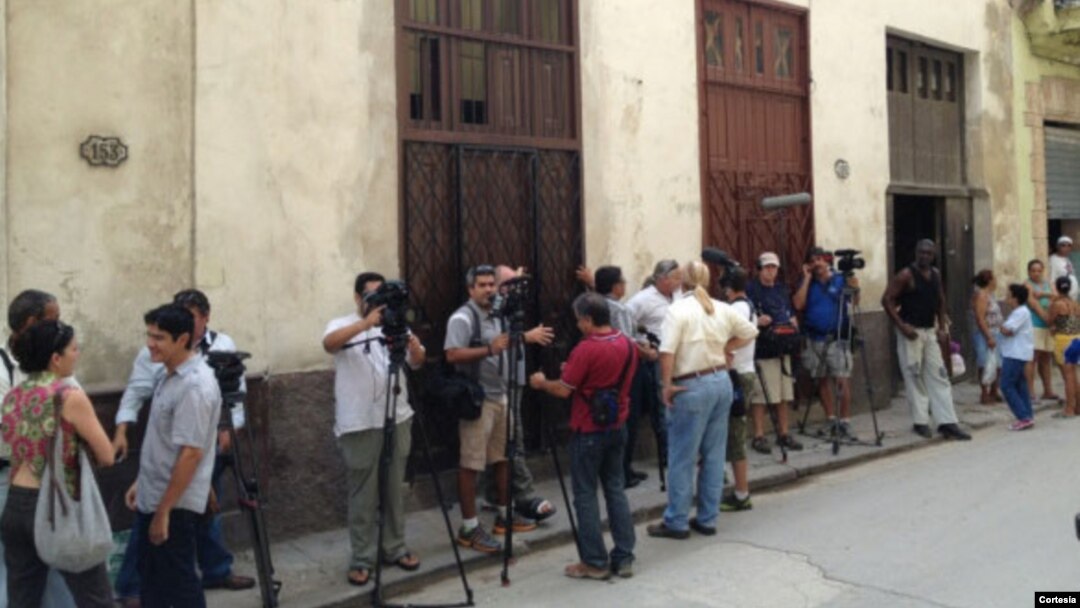 Yoani Sanchez escribió: #Cuba La prensa a las afueras del Arzobispado esperando a las @DamasdBlanco @el_pais 
