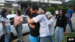 La ex presa política Angela Vásquez abraza a su hermano tras su liberación, a las afueras de la prisión El Rodeo I en Guatire, estado Miranda, Venezuela, el 14 de agosto de 2026.