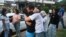 La ex presa política Angela Vásquez abraza a su hermano tras su liberación, a las afueras de la prisión El Rodeo I en Guatire, estado Miranda, Venezuela, el 14 de agosto de 2026.