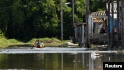 Un niño se sienta en una balsa improvisada mientras flota en una calle inundada mientras el huracán Milton se acerca a la costa cubana en Batabano, Cuba, el 8 de octubre de 2024. REUTERS/Norlys Pérez