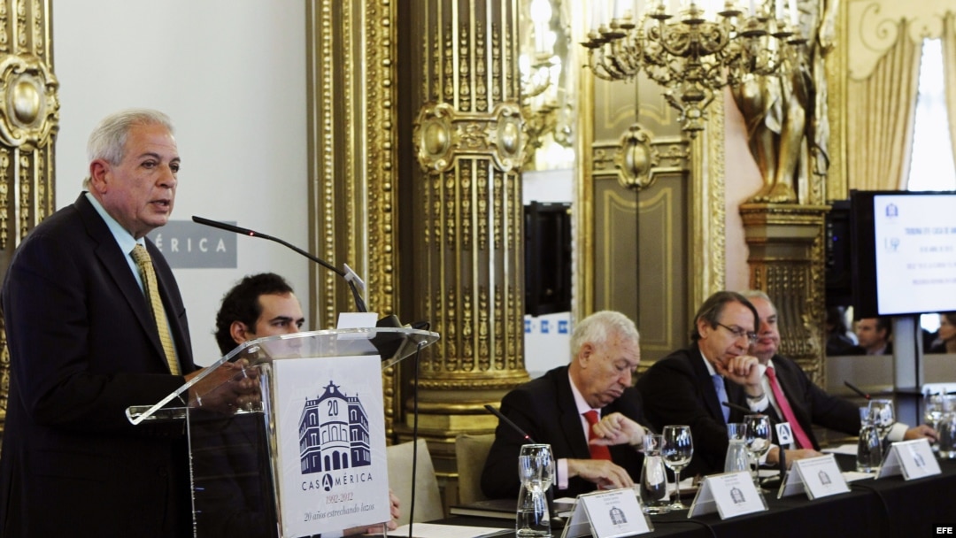  El alcalde de Miami (EEUU), Tomás Pedro Regalado (i), durante la conferencia sobre la presencia hispana en el estado de Florida (EEUU) que ha ofrecido hoy en la Tribuna Iberoamericana, que organiza la Casa de América en Madrid y la Agencia EFE.