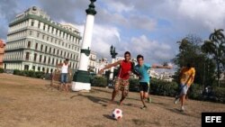 Jóvenes juegan fútbol en un parque de La Habana (Cuba).