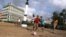 Jóvenes juegan fútbol en un parque de La Habana (Cuba).