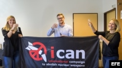 La directora ejecutiva de Campaña Internacional para la Abolición de las Armas Nucleares (ICAN), Beatriz Fihn (i); el coordinador de ICAN, Daniel Hogsta (c), y Grethe Ostern (d), del comité de dirección de ICAN celebran el galardón del premio Nobel de la 