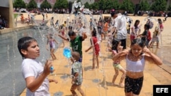 Foto de archivo. Un grupo de niños se refrescaba en un parque público de la ciudad de Medellín (Colombia) en 2009, debido al calentamiento provocado por el fenómeno de "El Niño".
