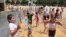 Foto de archivo. Un grupo de niños se refrescaba en un parque público de la ciudad de Medellín (Colombia) en 2009, debido al calentamiento provocado por el fenómeno de "El Niño".