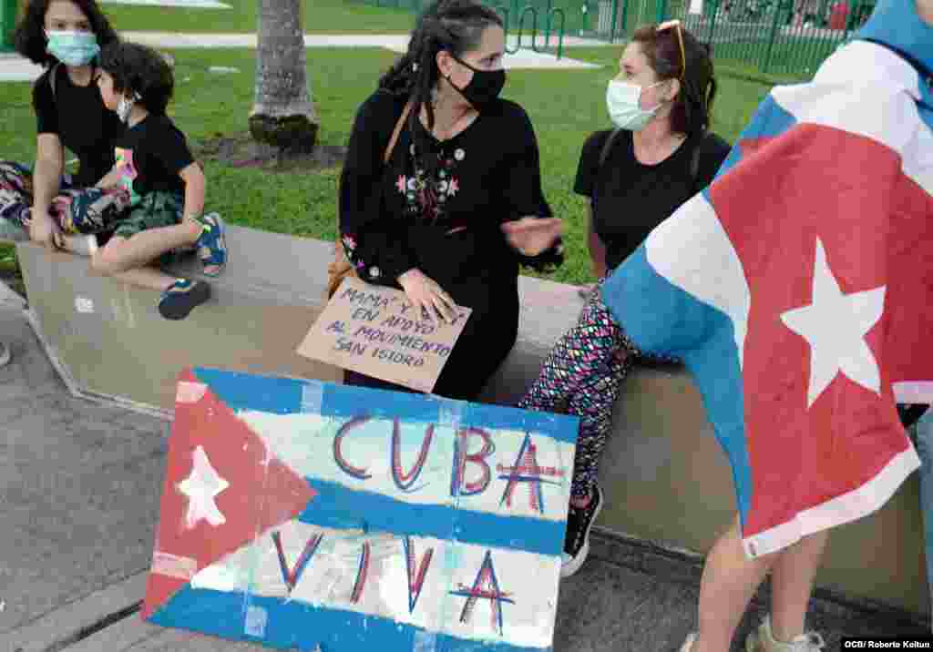 Manifestación en apoyo al Movimiento San Isidro en Miami. En la imagen las exiliadas Betzabet Consuegra y Noeli Morejon (ambas sentadas).&nbsp;