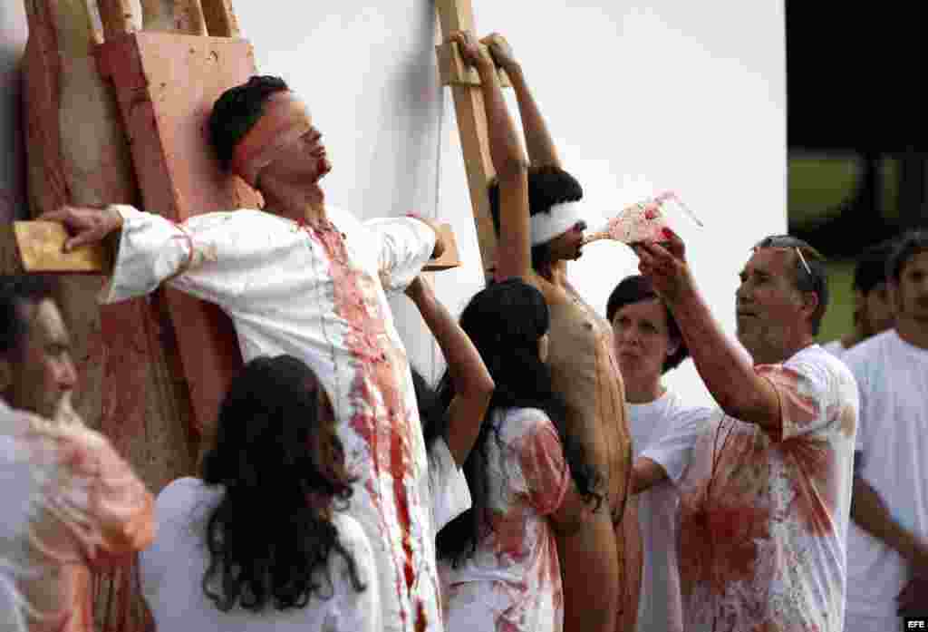 Vista de la función número 135 del artista austríaco Hermann Nitsch, el lunes 15 de mayo de 2012, en La Habana (Cuba), como parte de la XI Bienal de Arte de La Habana. EFE/Alejandro Ernesto