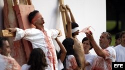 Vista de la función número 135 del artista austríaco Hermann Nitsch, el lunes 15 de mayo de 2012, en La Habana (Cuba), como parte de la XI Bienal de Arte de La Habana. EFE/Alejandro Ernesto