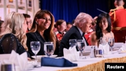 El presidente Trump junto a la primera dama Melania Trump, la secretaria de prensa de la Casa Blanca Karoline Leavitt y la corresponsal de CBS Weijia Jiang. 