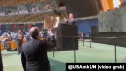 El embajador de EEUU ante la ONU, Mike Waltz, advierte al canciller cubano Bruno Rodríguez que no se dejará intimidar por su interrupción. 