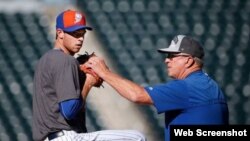 Dan Warthen (d), coach de pitcheo de los Mets de Nueva York.