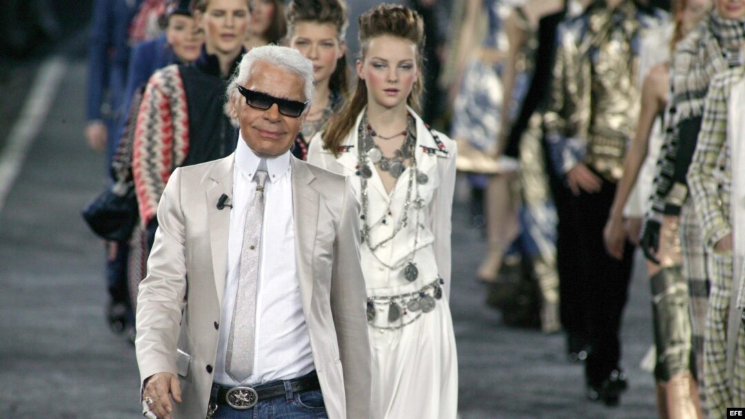 El diseñador Karl Lagerfeld desfila con sus modelos en París. Archivo.