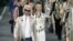 El diseñador Karl Lagerfeld desfila con sus modelos en París. Archivo.